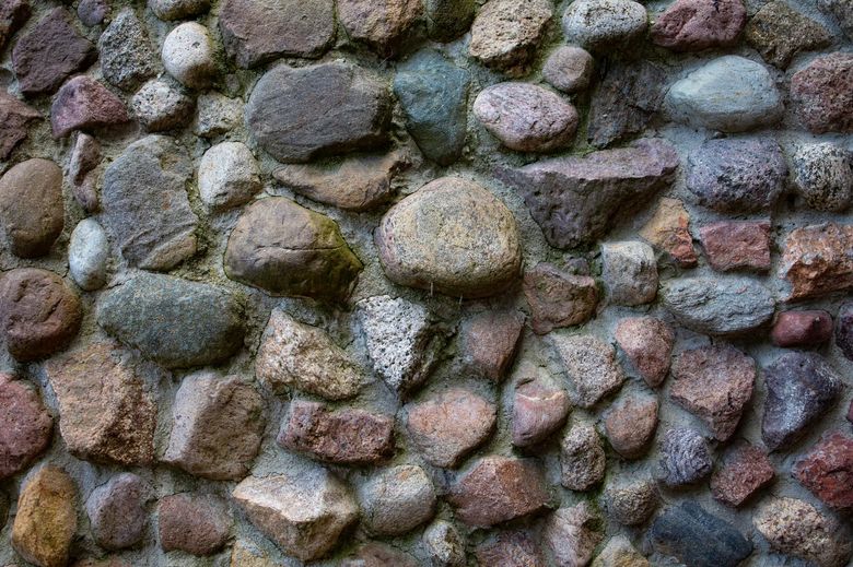 Какие инженерные решения обязательны при создании искусственного рельефа?