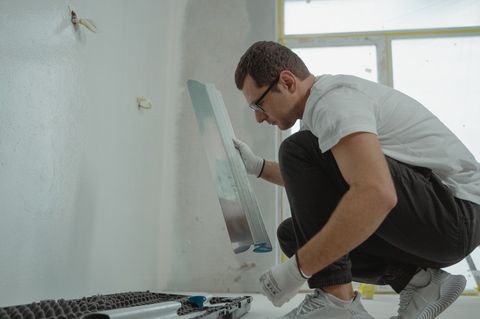 Какие нормативы определяют качество штукатурки в White Box?