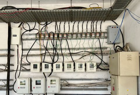Почему штатный щиток в White Box «Арт Хаус» не рассчитан на реальную