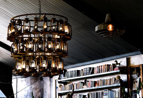 Почему стандартная люстра в центре комнаты не подходит для библиотеки