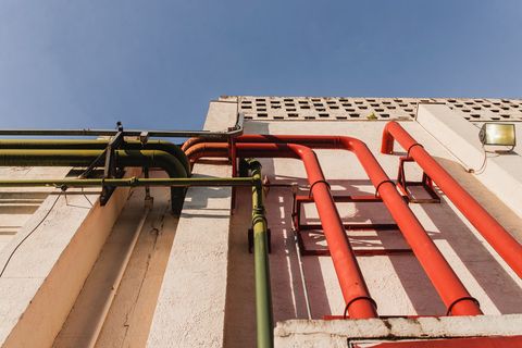 Почему в «Четыре Ветра» слышен гул труб и вентиляции?