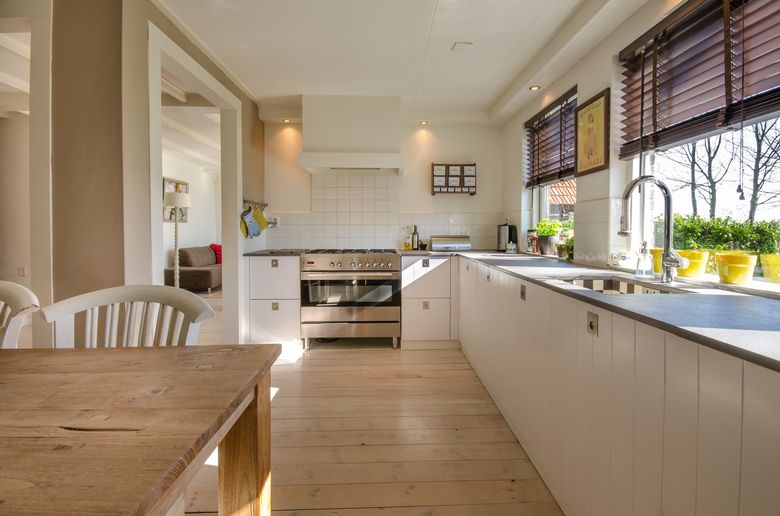 Как проверить ровность стяжки без лазерного нивелира?